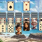 Bàn cờ gồm các lá bài với hình ảnh nhân vật và phong cảnh bãi biển xanh biếc