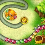Gấu đang ngồi giữa đường xoắn, bắn bóng màu sắc vào hàng bi gần tổ ong trên nền cỏ xanh