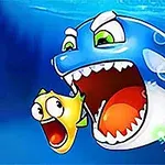 Cá mập hoạt hình màu xanh với miệng mở rộng đuổi theo một con cá nhỏ màu vàng, cả hai trông biểu cảm và sống động