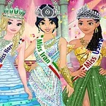 Bốn cô gái mặc váy dạ hội lộng lẫy với băng đeo có tên quốc gia và vương miện trên đầu, đứng trong một khung cảnh lấp lánh