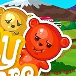Hai chú gấu kẹo màu vàng và đỏ với biểu cảm dễ thương đứng trước phong cảnh đồi núi và nhà cửa đầy màu sắc