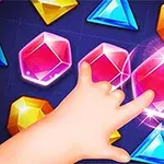 Bàn tay trẻ em chạm vào các viên đá quý nhiều màu sắc phát sáng trên nền tối