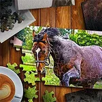 Một bức tranh ghép hình ảnh một con ngựa nâu đang chạy trong hàng rào, với các mảnh ghép xung quanh trên nền gỗ và một tách cà phê bên cạnh