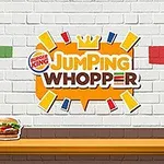 Biển hiệu Jumping Whopper với biểu tượng vương miện, có logo Burger King trên tường gạch trắng và hình ảnh chiếc bánh burger ở phía dưới