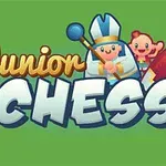 Nhân vật hoạt hình vui tươi đứng cạnh chữ Junior Chess nổi bật trên nền xanh lá