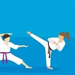Hai người mặc võ phục đang tập luyện, một người thực hiện cú đá cao, người kia đứng trong tư thế phòng thủ