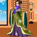 Người phụ nữ mặc trang phục truyền thống màu xanh lá cây và tím đứng trong một căn phòng trang trí phong cách Á Đông