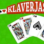 Bốn lá bài J, K, A, Q được trải trên nền xanh với chữ KLAVERJASSEN lớn phía trên