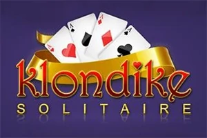 Một dải ruy băng vàng bao quanh bốn lá bài với chữ Klondike Solitaire nổi bật trên nền màu tím