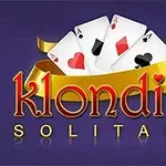 Một dải ruy băng vàng bao quanh bốn lá bài với chữ Klondike Solitaire nổi bật trên nền màu tím