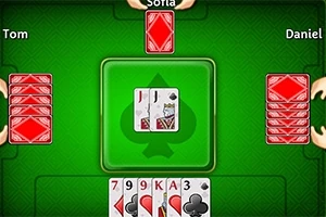 Hình ảnh hiển thị một bàn chơi bài với các quân bài đặt trên bàn màu xanh lục