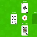 Bốn quân bài của các hướng Bắc, Nam, Tây, Đông được xếp trên nền màu xanh lá cây với các họa tiết hình tref