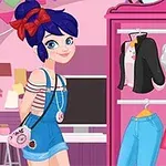 Một cô gái tóc xanh với nơ đỏ đứng cạnh một tủ quần áo thời trang đầy màu sắc trong một căn phòng hồng