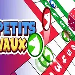 Bảng trò chơi nhiều màu sắc với các quân cờ xanh, đỏ và xúc xắc nằm bên cạnh, cùng dòng chữ LES PETITS CHEVAUX