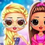 Hai nhân vật hoạt hình phong cách búp bê với mắt to, tóc vàng và nâu, trang phục sặc sỡ, đứng cạnh nhau trên nền màu xanh và hồng