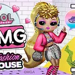 Búp bê phong cách thời trang với mái tóc vàng lượn sóng, áo khoác hồng và chân váy lấp lánh đứng trước nền tường gạch trắng, cùng logo và họa tiết trang trí màu sắc
