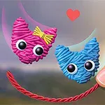Hai nhân vật hình mèo làm từ sợi len màu hồng và xanh với đôi mắt to, một nhân vật có nơ vàng, đang nổi trên nền mờ cùng một ngón tay chạm vào sợi chỉ đỏ, và có một trái tim màu đỏ ở giữa