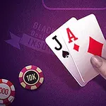 Tay người cầm hai lá bài J và A trên bàn, cạnh đó có các chip với giá trị khác nhau