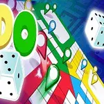 Các con xúc xắc và bảng trò chơi nhiều màu sắc với chữ LUDO lớn trên nền xanh