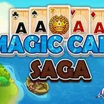 Một hình ảnh với hai chữ Magic Card Saga nổi bật ở giữa, với bốn quân bài Át phía sau, và một con tàu hải tặc trên biển bên cạnh các hòn đảo nhỏ