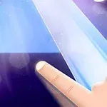 Ngón tay chạm vào một phím đàn trên nền sáng rực rỡ với hình ảnh nốt nhạc
