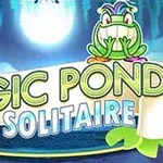 Hình ảnh có một con ếch cười trên tảng đá cạnh chữ MAGIC POND SOLITAIRE với nền rừng và ánh sáng mặt trăng phía sau