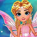 Cô gái nhỏ tóc vàng với đôi cánh hồng, mặc váy hồng và cầm cây đũa phép, đứng trước nền xanh