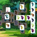 Các thẻ domino với hình ảnh bươm bướm đầy màu sắc được xếp thành khối, với nền là khu rừng xanh tươi