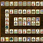 Hình ảnh hiển thị một bố cục các quân bài mahjong được sắp xếp theo hình xoắn ốc trên nền gỗ