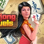 Người phụ nữ mặc áo truyền thống đỏ, cầm quạt và quân bài, đứng trước nền bản đồ với các quân cờ
