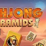 Hình ảnh có dòng chữ nổi bật Mahjong Pyramids trên nền sa mạc với kim tự tháp và các quân bài thiết kế theo phong cách Ai Cập cổ đại