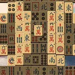 Các quân cờ với nhiều ký hiệu và hoa văn khác nhau xếp theo dạng hình tháp, với cảnh thiên nhiên làm nền ở phía sau