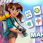 Cô gái cầm máy ảnh với balo trên vai đứng trước hình ảnh tòa nhà cao tầng và các quân bài có hoa văn khác nhau