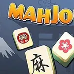 Ba quân cờ mạt chược với các ký hiệu khác nhau trên nền có bóng dáng của công trình kiến trúc truyền thống