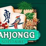 Hai quân bài Mahjongg với hình vẽ chim và ký tự Trung Quốc, xung quanh là hoa và lá trang trí