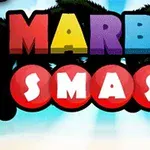 Chữ MARBLE SMASH đầy màu sắc trên nền cảnh trời xanh với các cây dừa