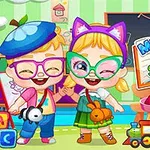 Hai đứa trẻ đeo kính vui vẻ đứng trong lớp học đầy màu sắc với các đồ chơi xung quanh
