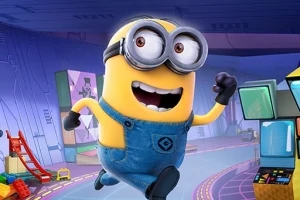 Một nhân vật Minion đang chạy trong một phòng thí nghiệm với nền nhiều màu sắc và đồ chơi