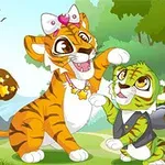 Hai chú hổ hoạt hình đang vui chơi trong một khu rừng, một chú đeo nơ hồng với đuôi trang trí sao, chú kia mặc áo vest