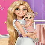 Một người phụ nữ với mái tóc vàng dài đang bế một em bé trong căn phòng có giường cũi và tường hồng trang trí sao