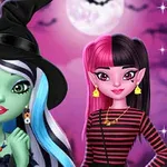 Hai nhân vật nữ với trang phục và phụ kiện Halloween, bao gồm mũ phù thủy và đôi hoa tai, đứng trước nền trời trăng tròn