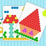 Ba bức tranh có hình vẽ từ các mảnh ghép lục giác màu sắc, tạo thành ngôi nhà, bông hoa và ô tô trên nền xanh sọc