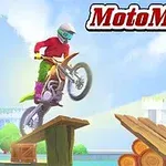 Người lái xe máy mặc đồ bảo hộ đỏ đang vượt qua chướng ngại vật bằng gỗ, nền có toà nhà và cây xanh