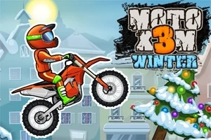Người điều khiển xe mô tô màu cam nhảy lên không trung trong khung cảnh mùa đông có cây thông Noel trang trí và các tòa nhà