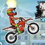 Người điều khiển xe mô tô màu cam nhảy lên không trung trong khung cảnh mùa đông có cây thông Noel trang trí và các tòa nhà