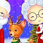 Ông già Noel, bà già Noel và một chú tuần lộc dễ thương trước nền cây thông Giáng Sinh