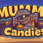 Hình ảnh một xác ướp hoạt hình cười nhe răng đứng giữa dòng chữ Mummy Candies với các viên kẹo rải rác xung quanh