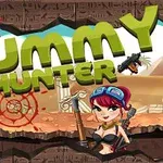 Hình ảnh một nhân vật nữ phong cách hoạt hình cầm vũ khí, đứng trước dòng chữ Mummy Hunter với nền sa mạc và các dấu ngắm bắn