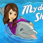 Hình ảnh một cô gái trẻ cưỡi cá heo trong nước với chữ My Dolphin Show và một quả bóng biển đầy màu sắc
