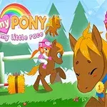 Một cô gái vui vẻ cưỡi ngựa pony màu nâu, cầm cúp vàng trong tay, với cầu vồng và hàng cây phía sau